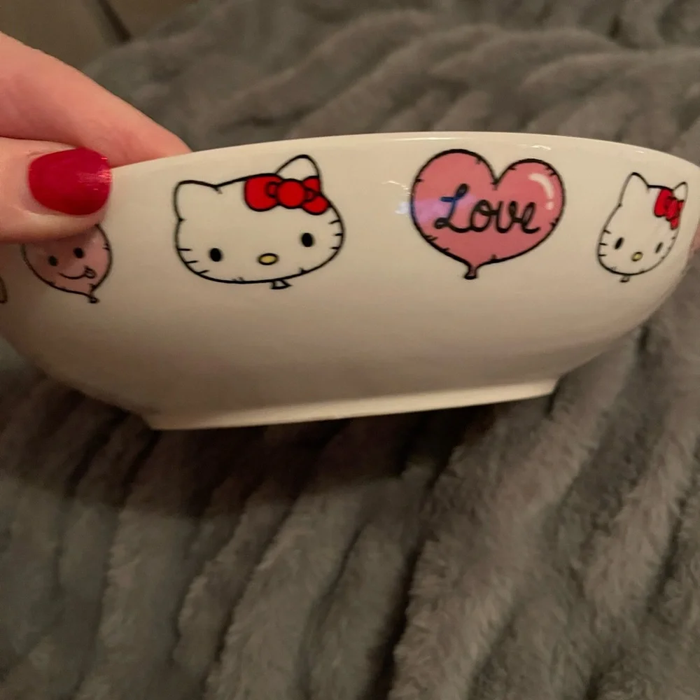 HELLO KITTY Valentine Love Heart Sanrio 🩷❤️ Ceramic Salad Bowl NEW